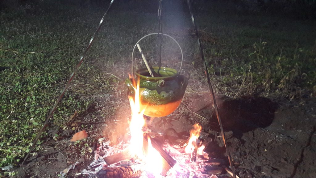 Kerámia bogrács használat közben